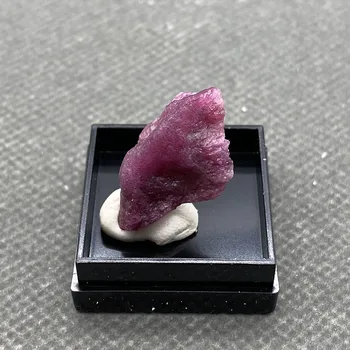 Prírodné Myanmar Fluorescenčné Ruby drsné minerálne kamene a kryštály liečivé kryštály kremeňa drahokamy +Krabica veľkosť： 27*27*25 mm