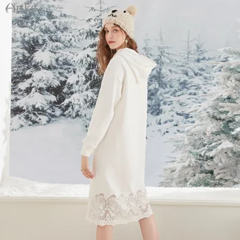 ARTKA 2021 Zimné Nové Ženy Šaty Elegantné Čipky Patchwork s Kapucňou, Voľné Šaty s Dlhým Rukávom Midi Biele Šaty s Kapucňou ZA20213D